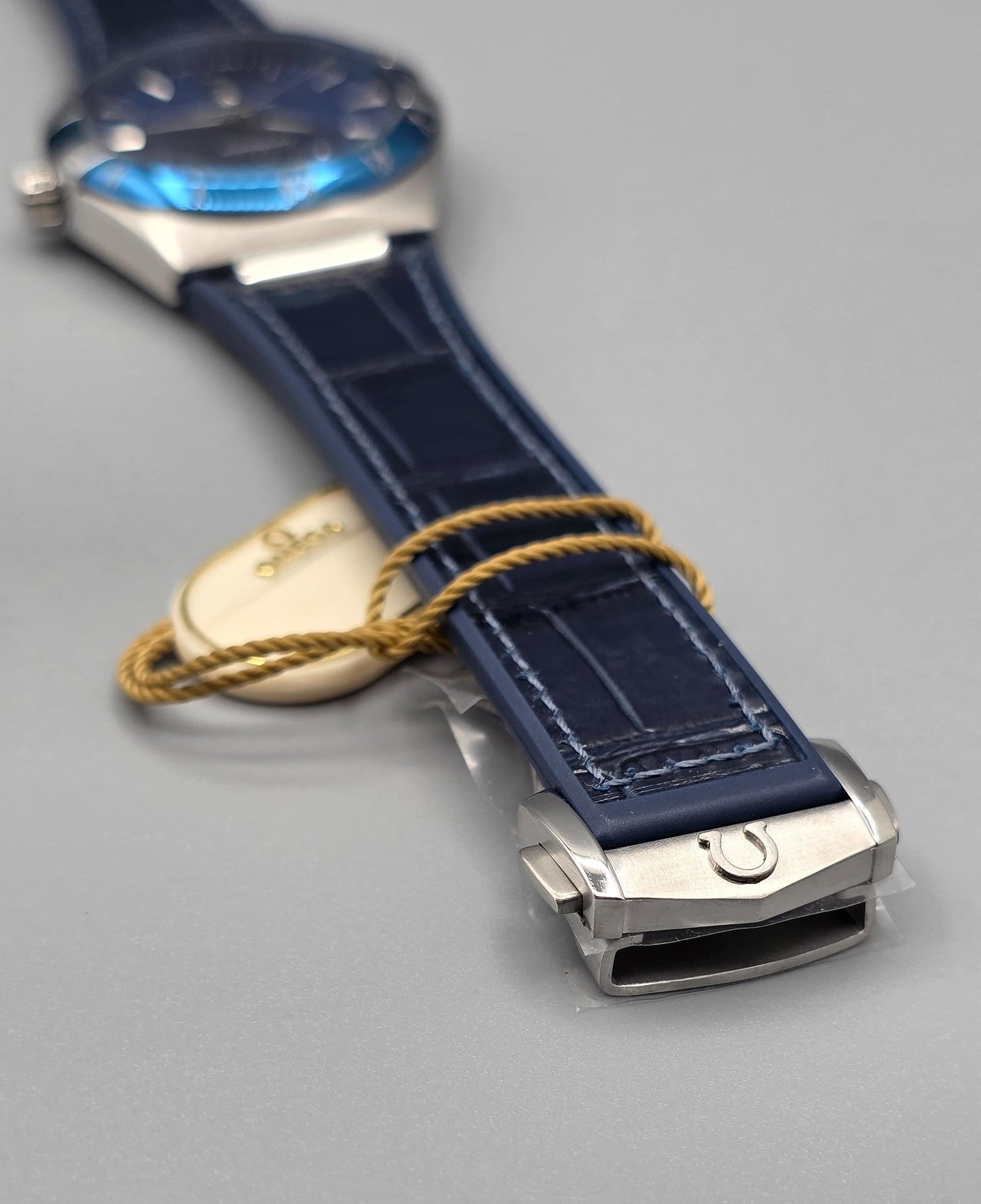 Luxury Blue Bezel Watch – Rubber Strap