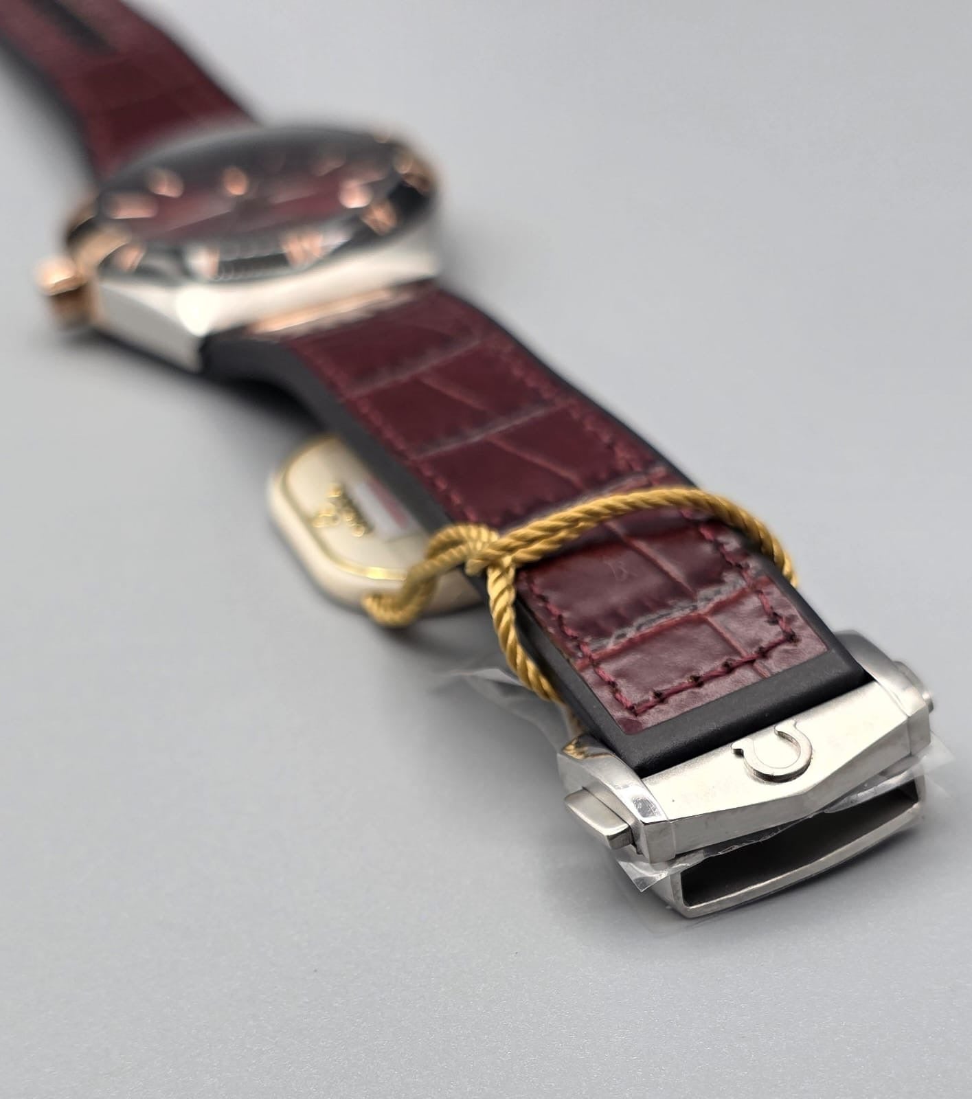 Luxury Silver & Rose Gold Watch – Black Bezel, Rubber Strap