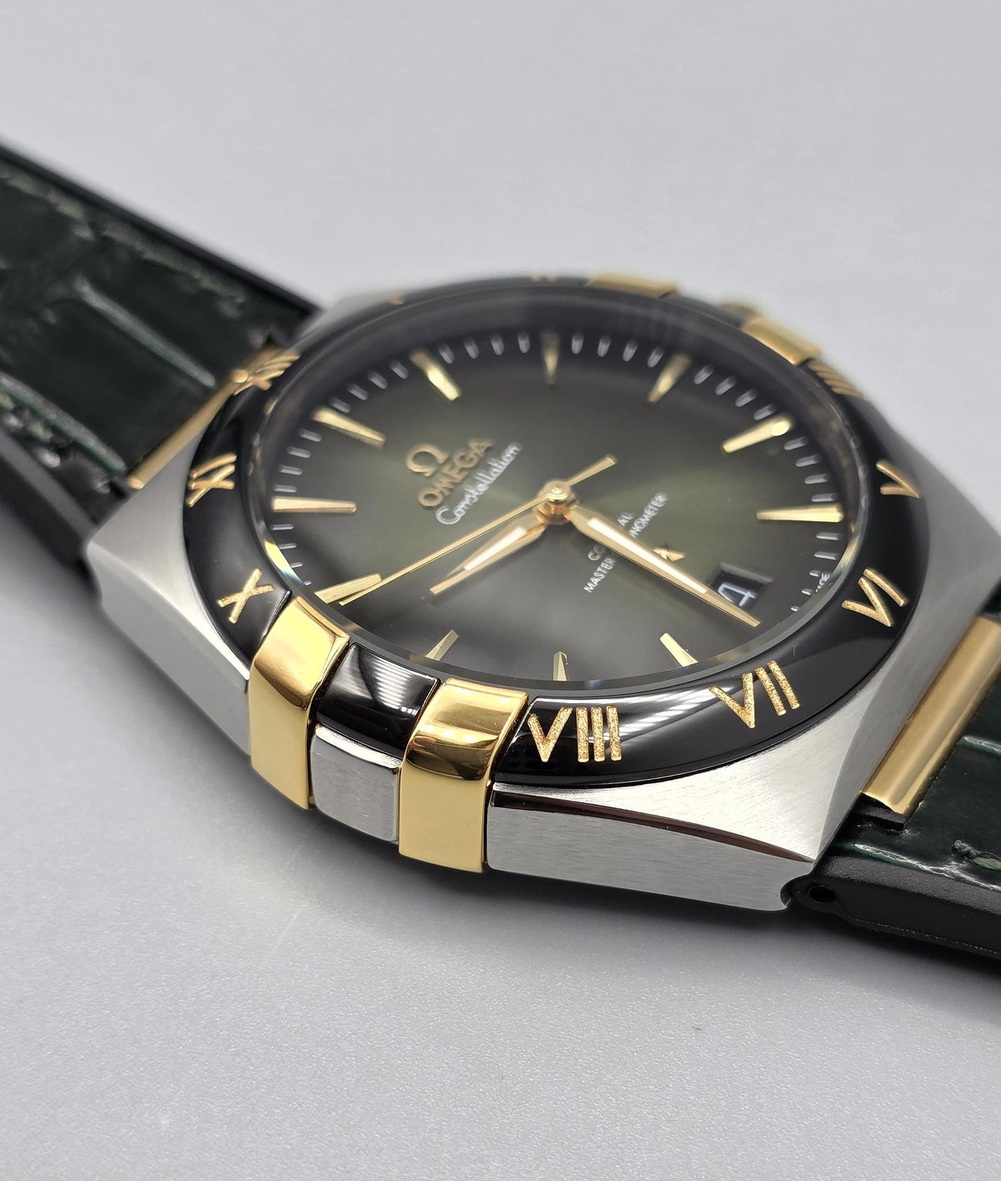 Luxury Silver & Gold Watch – Black Bezel, Rubber Strap