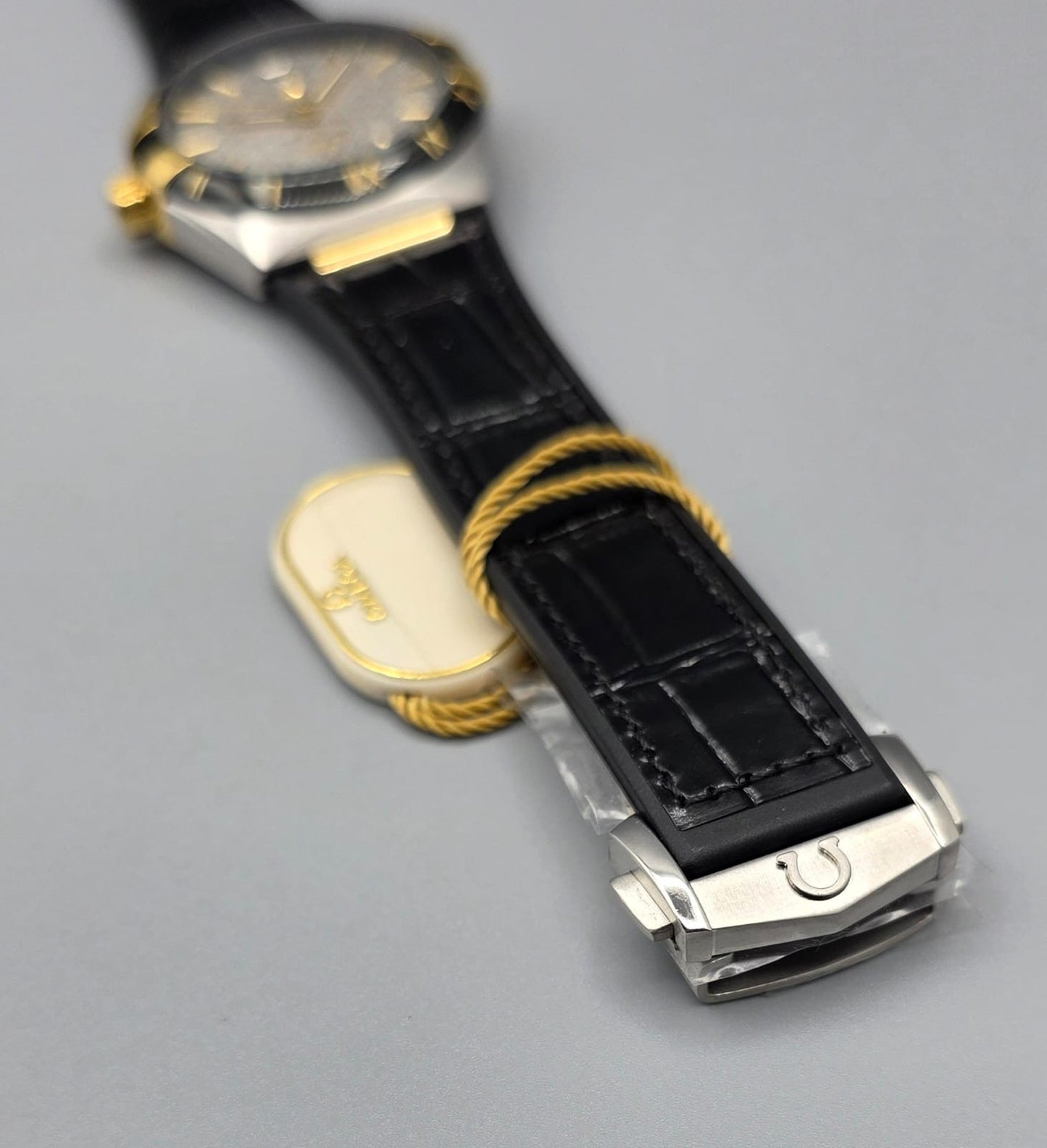 Luxury Silver & Gold Watch – Black Bezel, Rubber Strap