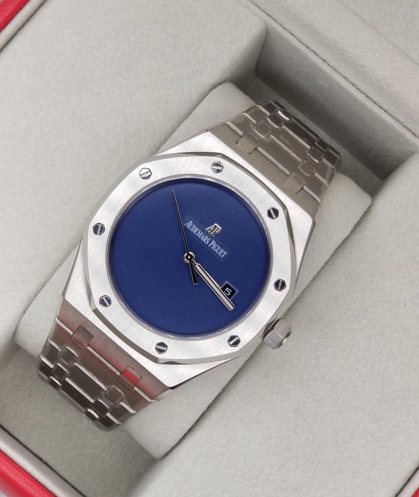 High Quality Luxury Branded Watch - Silver