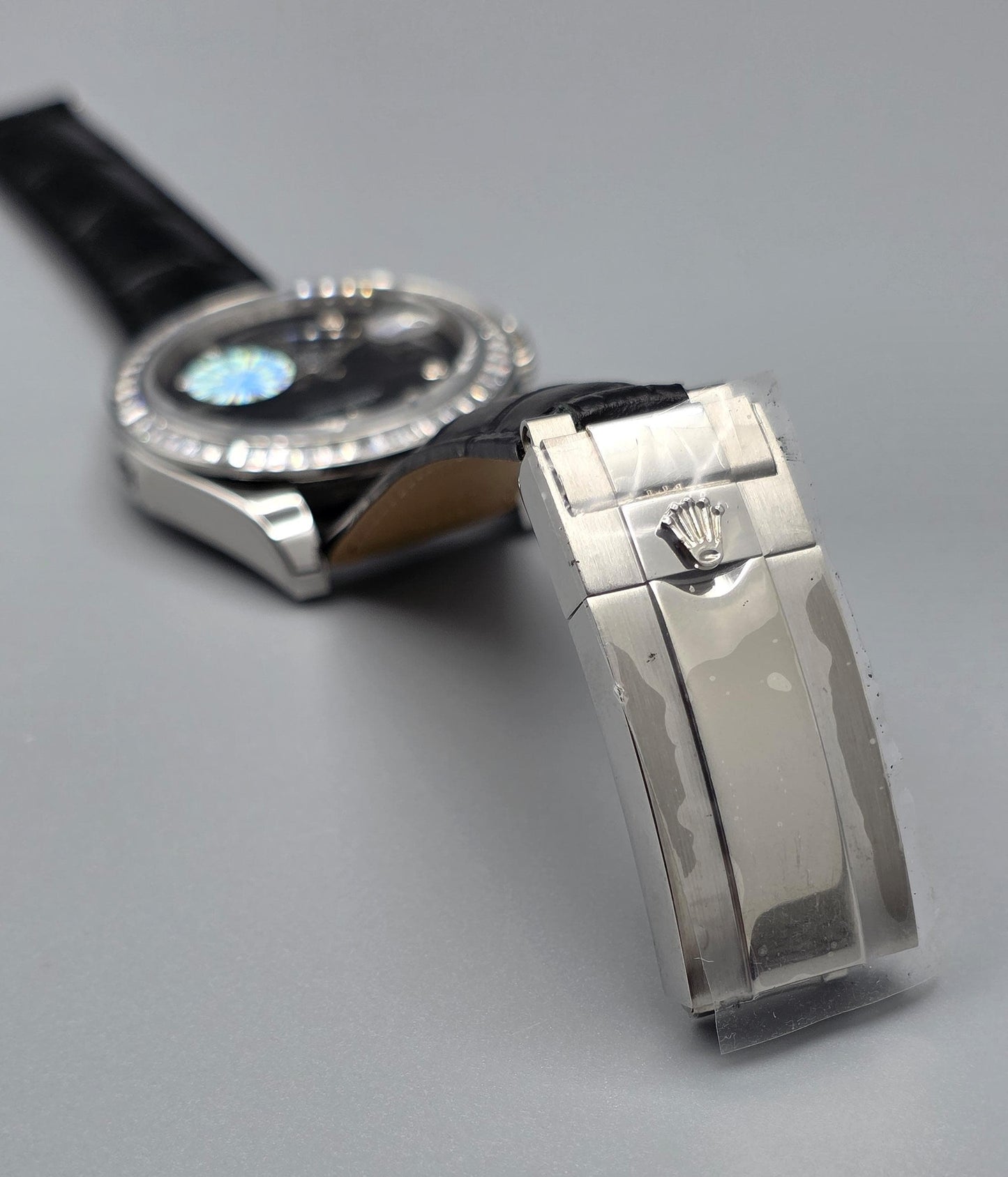 Luxury Leather Strap Watch – Zarcon Bezel, Day & Date