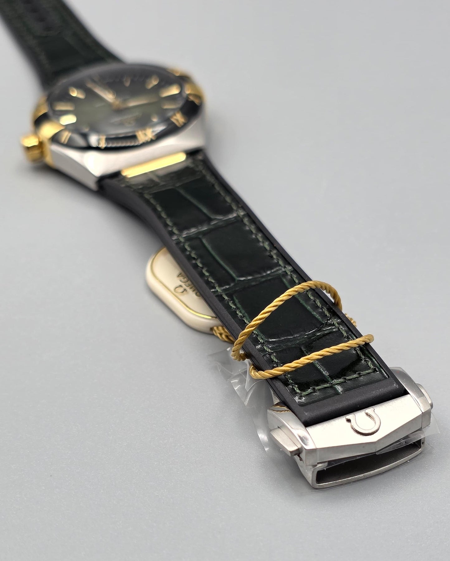 Luxury Silver & Gold Watch – Black Bezel, Rubber Strap