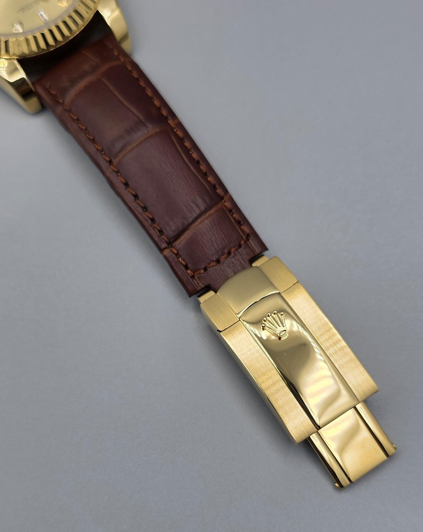Luxury Gold Dial Watch – Leather Strap