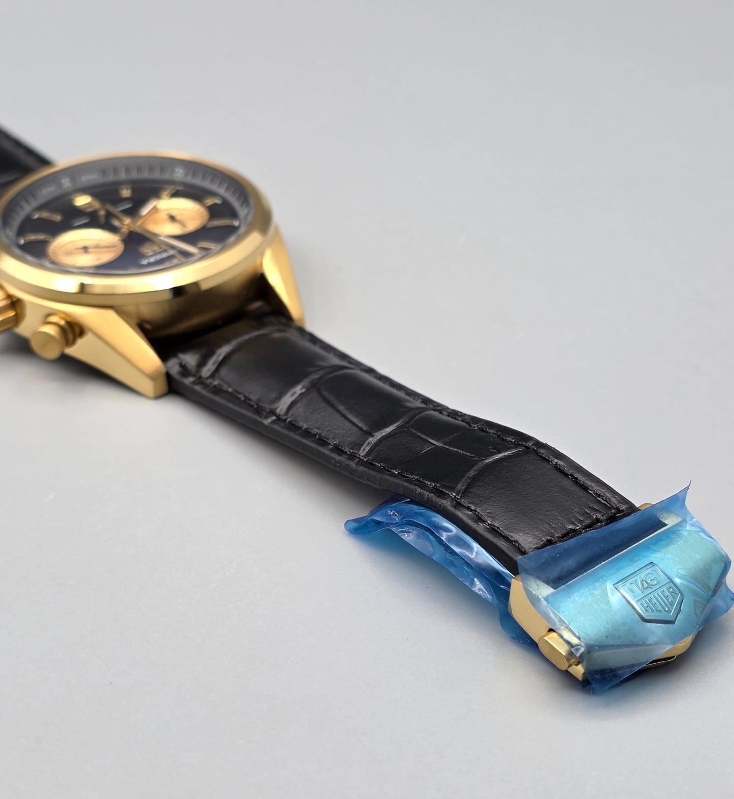 Premium Gold-Tone Chronograph Watch – Black Dial & Leather Strap