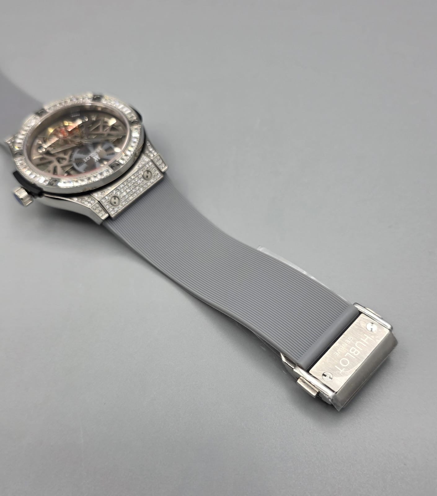 Luxury Skeleton Diamond Watch – Silver Gray Edition
