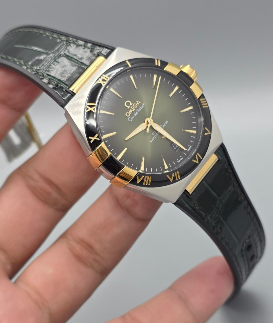 Luxury Silver & Gold Watch – Black Bezel, Rubber Strap