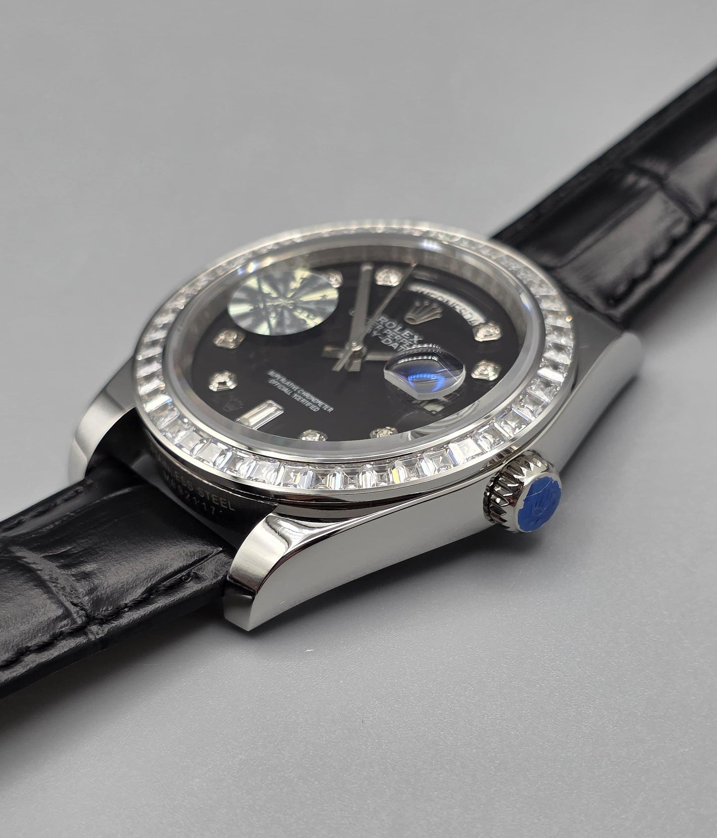 Luxury Leather Strap Watch – Zarcon Bezel, Day & Date