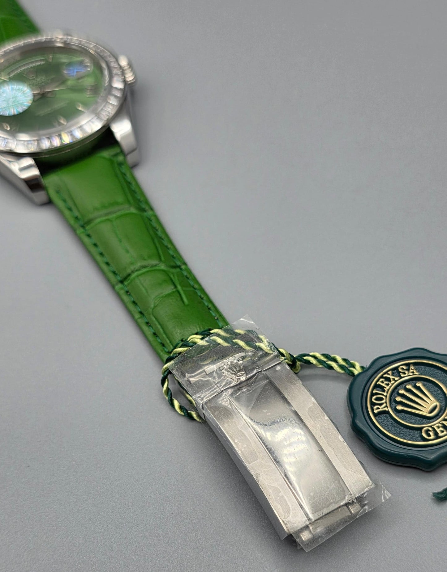 Luxury Leather Strap Watch – Zarcon Bezel, Day & Date