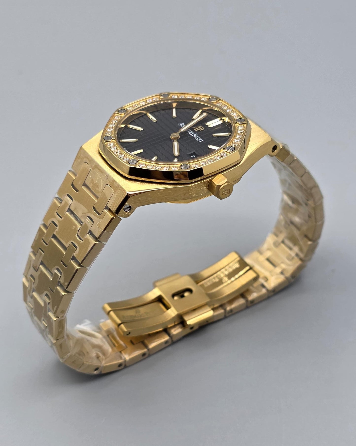 Luxury Full Gold Diamond Bezel Black Dial Ladies Watch