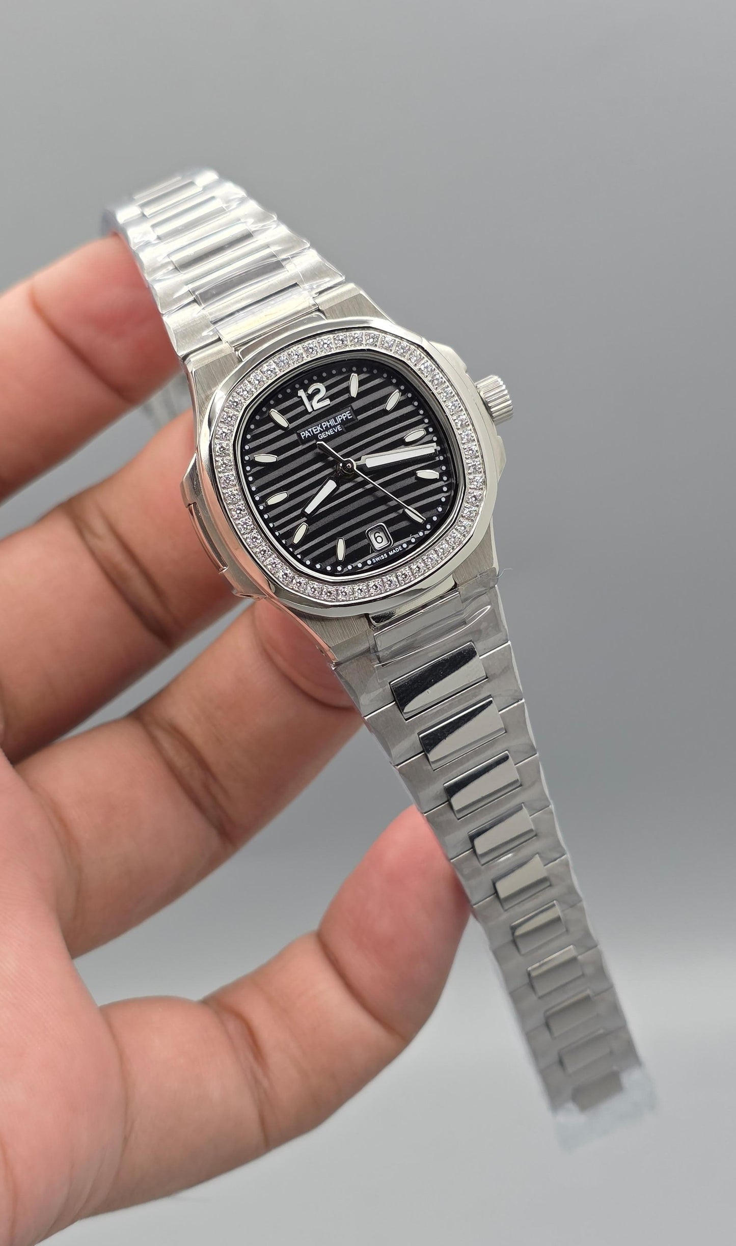 Luxury Ladies Watch – Silver-Black Zarcoon Bezel, 32mm