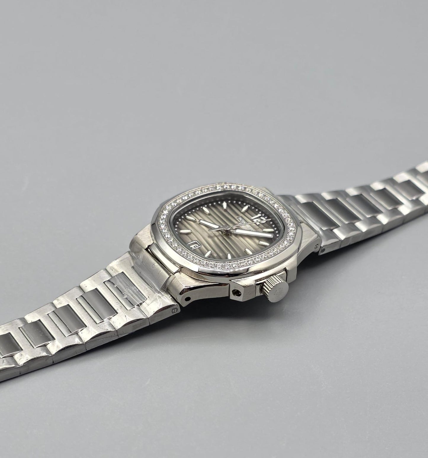 Luxury Ladies Watch – Silver-Gray Zarcoon Bezel, 32mm