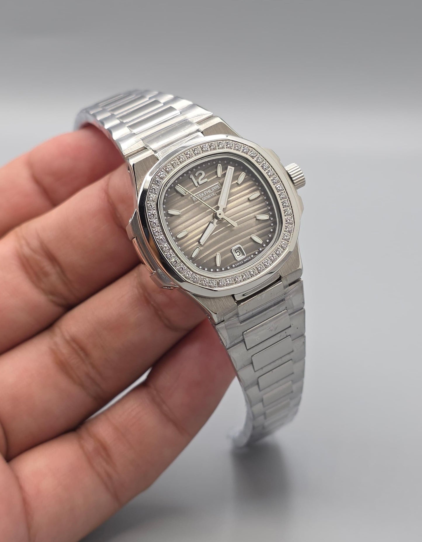 Luxury Ladies Watch – Silver-Gray Zarcoon Bezel, 32mm