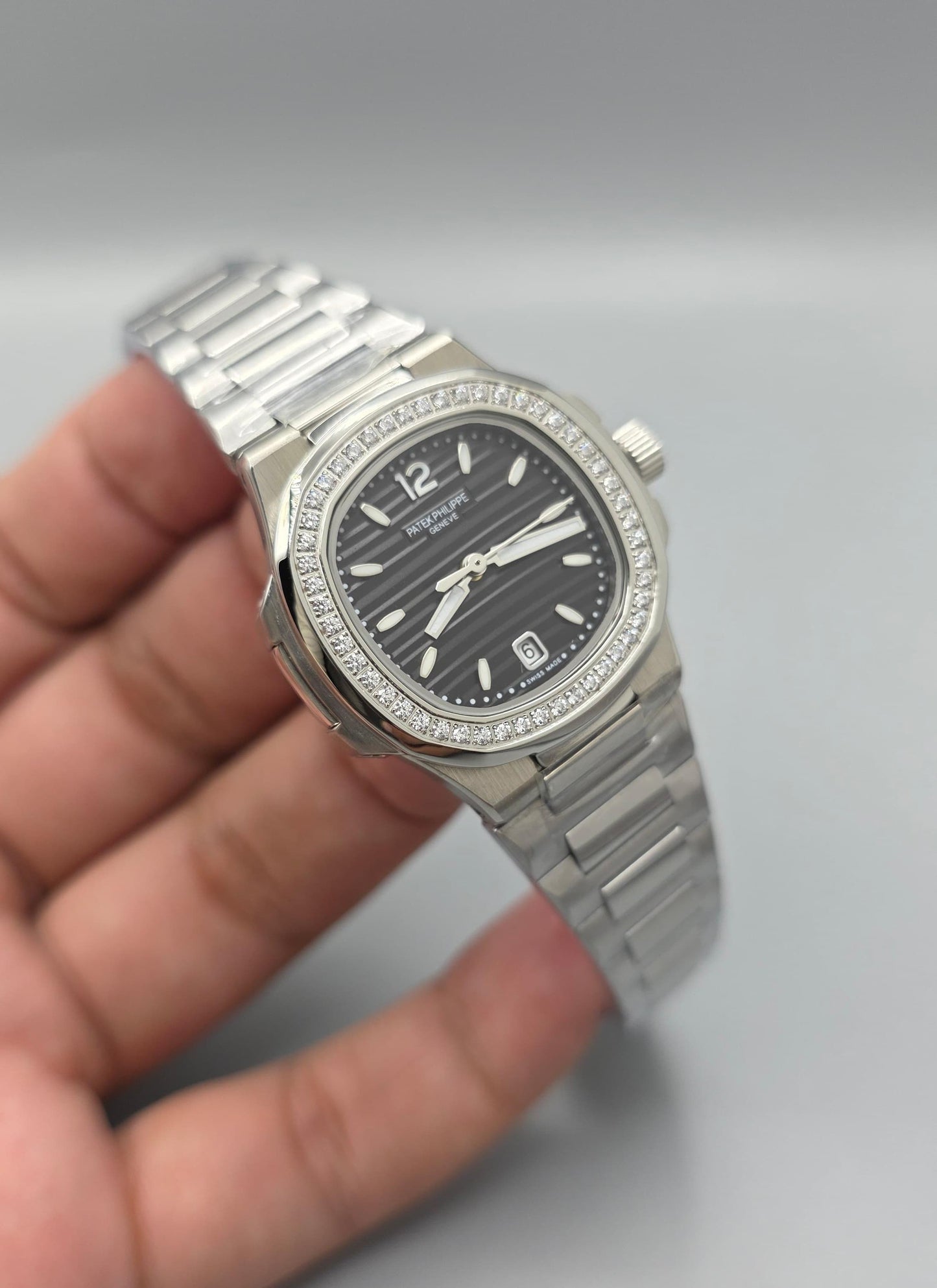 Luxury Ladies Watch – Silver-Black Zarcoon Bezel, 32mm