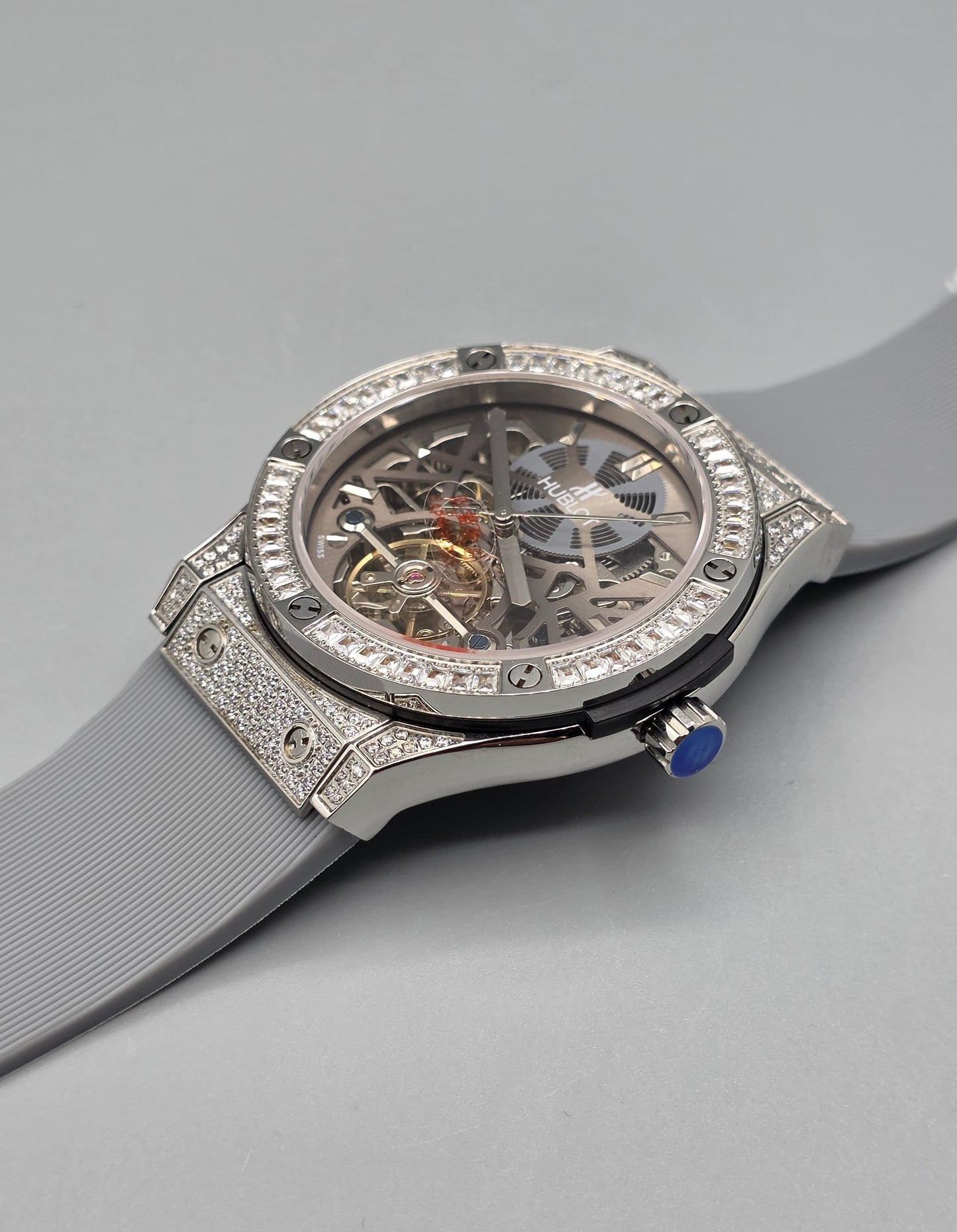 Luxury Skeleton Diamond Watch – Silver Gray Edition