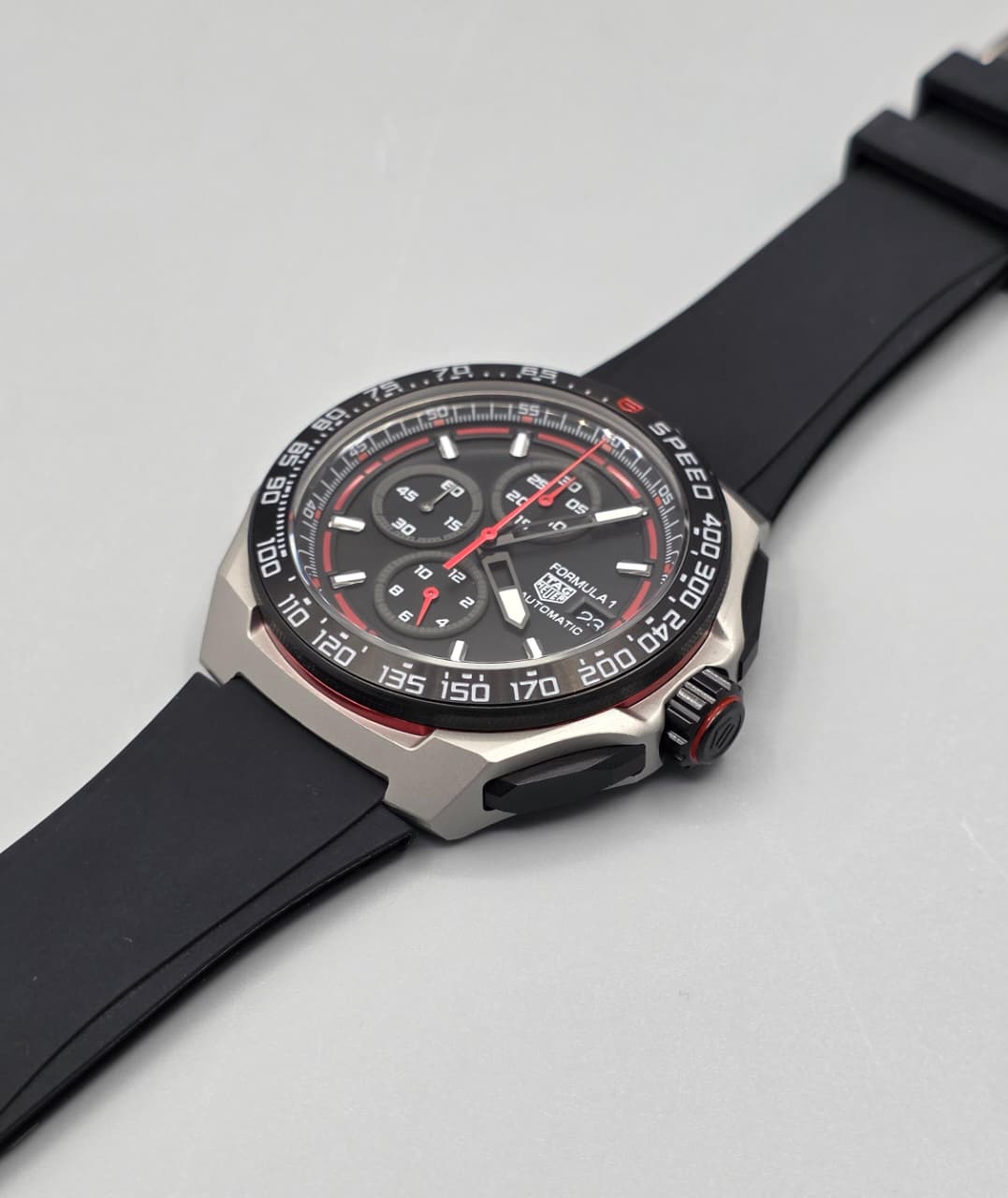 Luxury Sport Chronograph Watch – Black & Red Edition