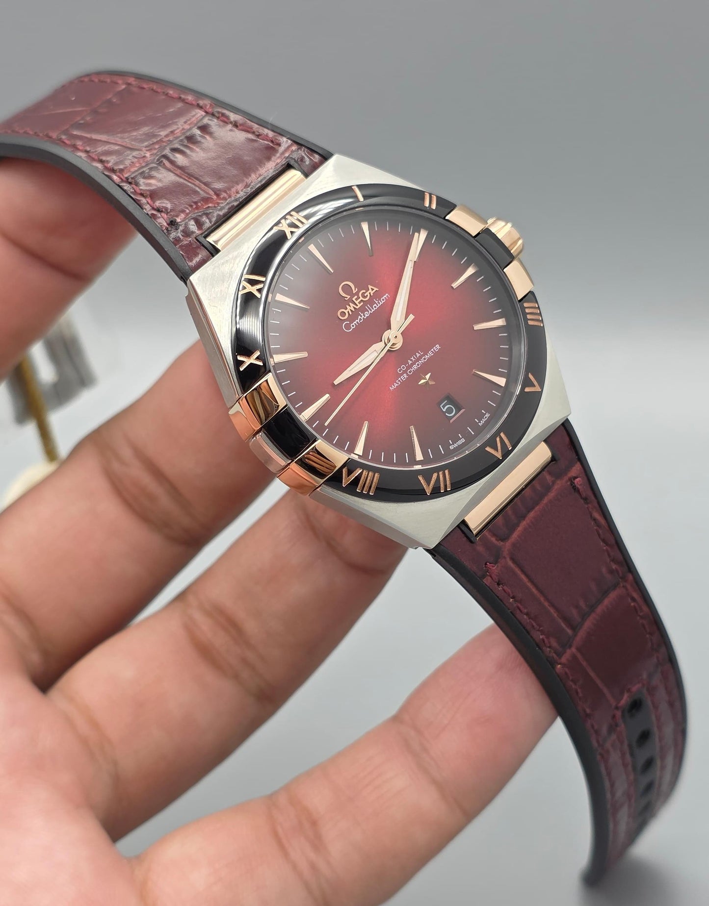 Luxury Silver & Rose Gold Watch – Black Bezel, Rubber Strap