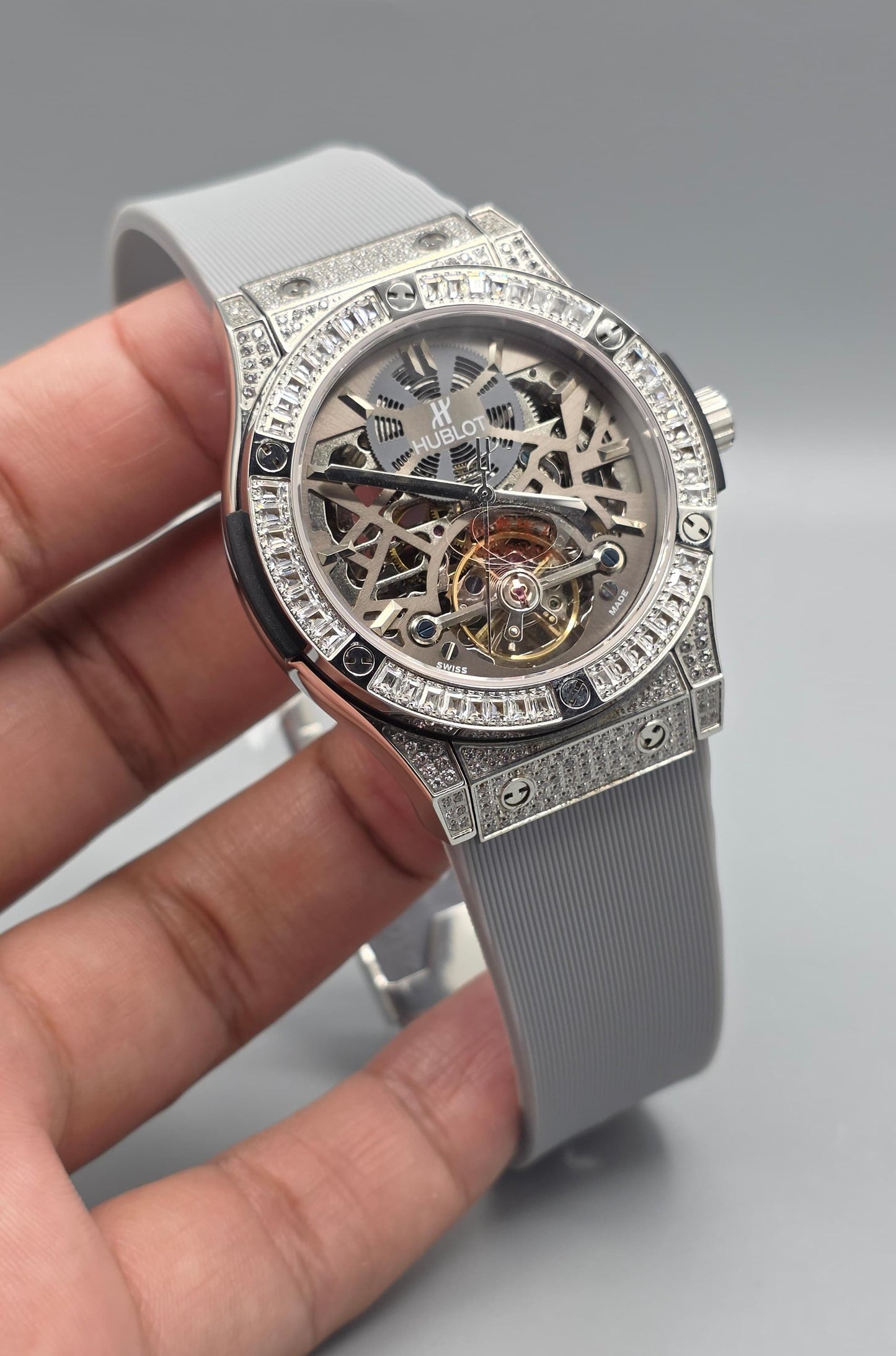 Luxury Skeleton Diamond Watch – Silver Gray Edition