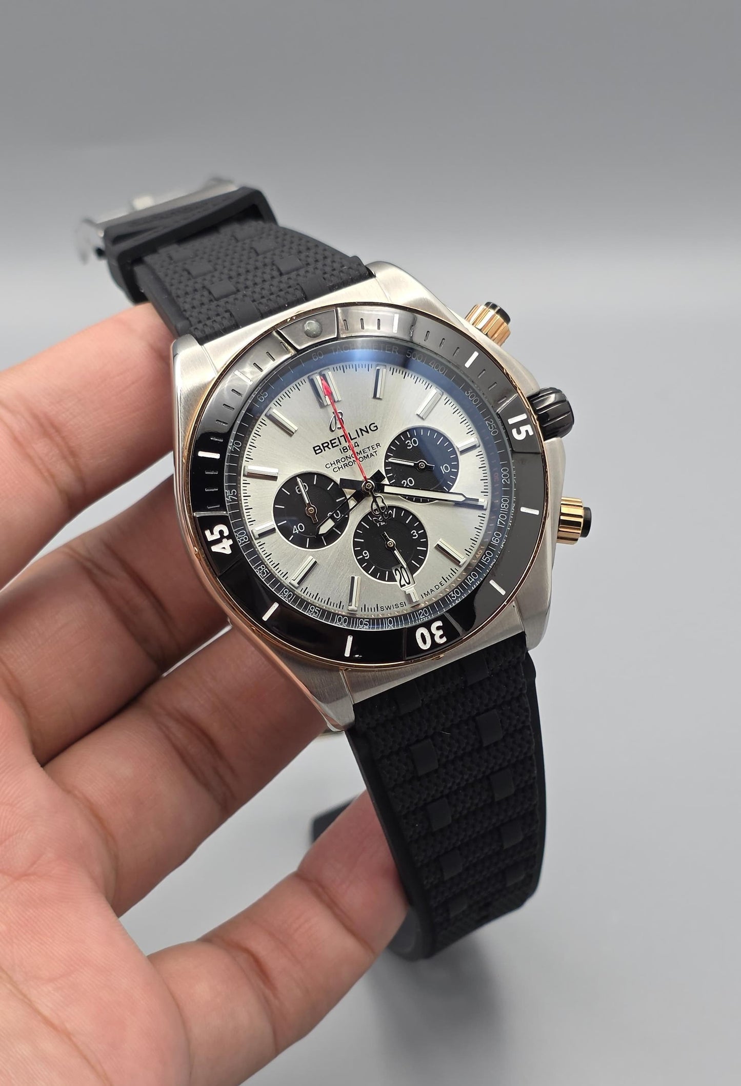 Luxury Silver Chronograph Watch – Black Bezel & Rubber Strap