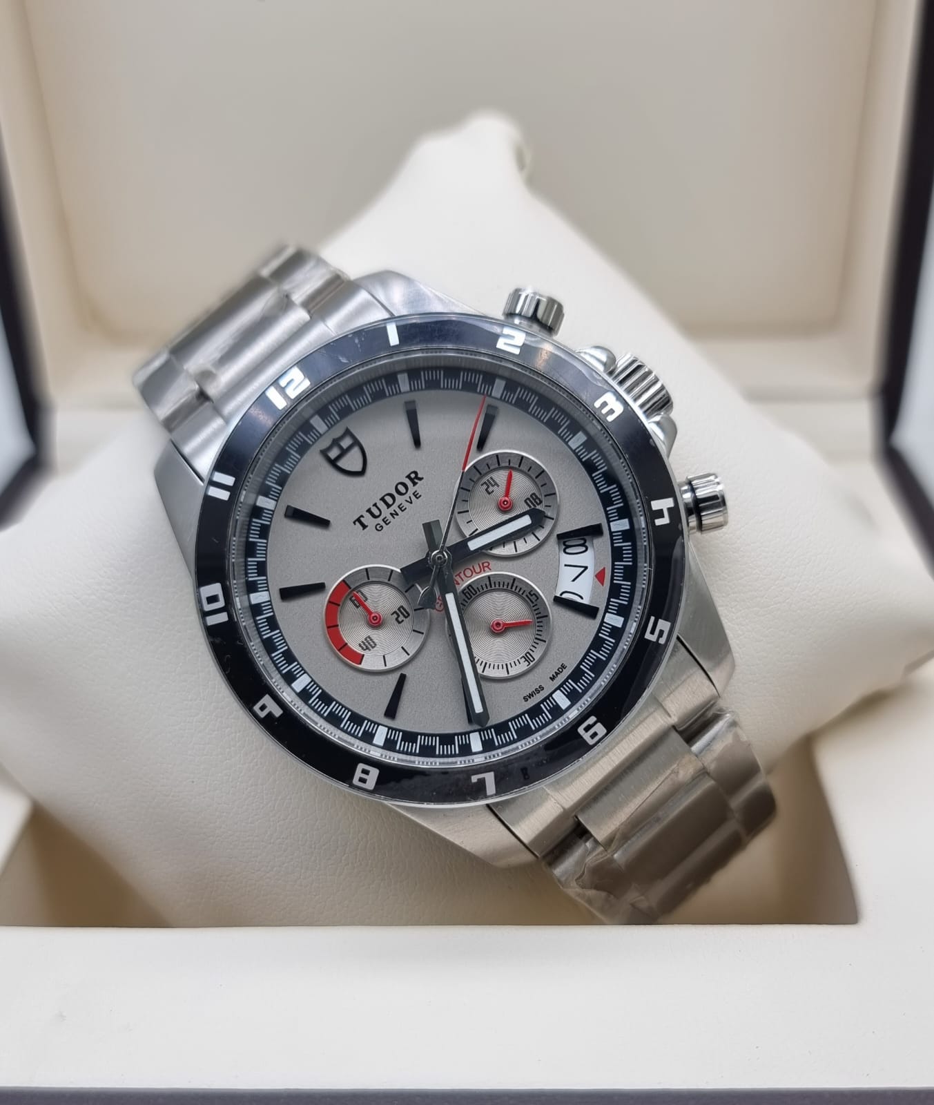 High Quality Luxury Branded Watch - Silver
