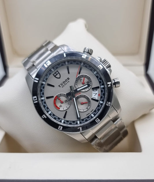 High Quality Luxury Branded Watch - Silver