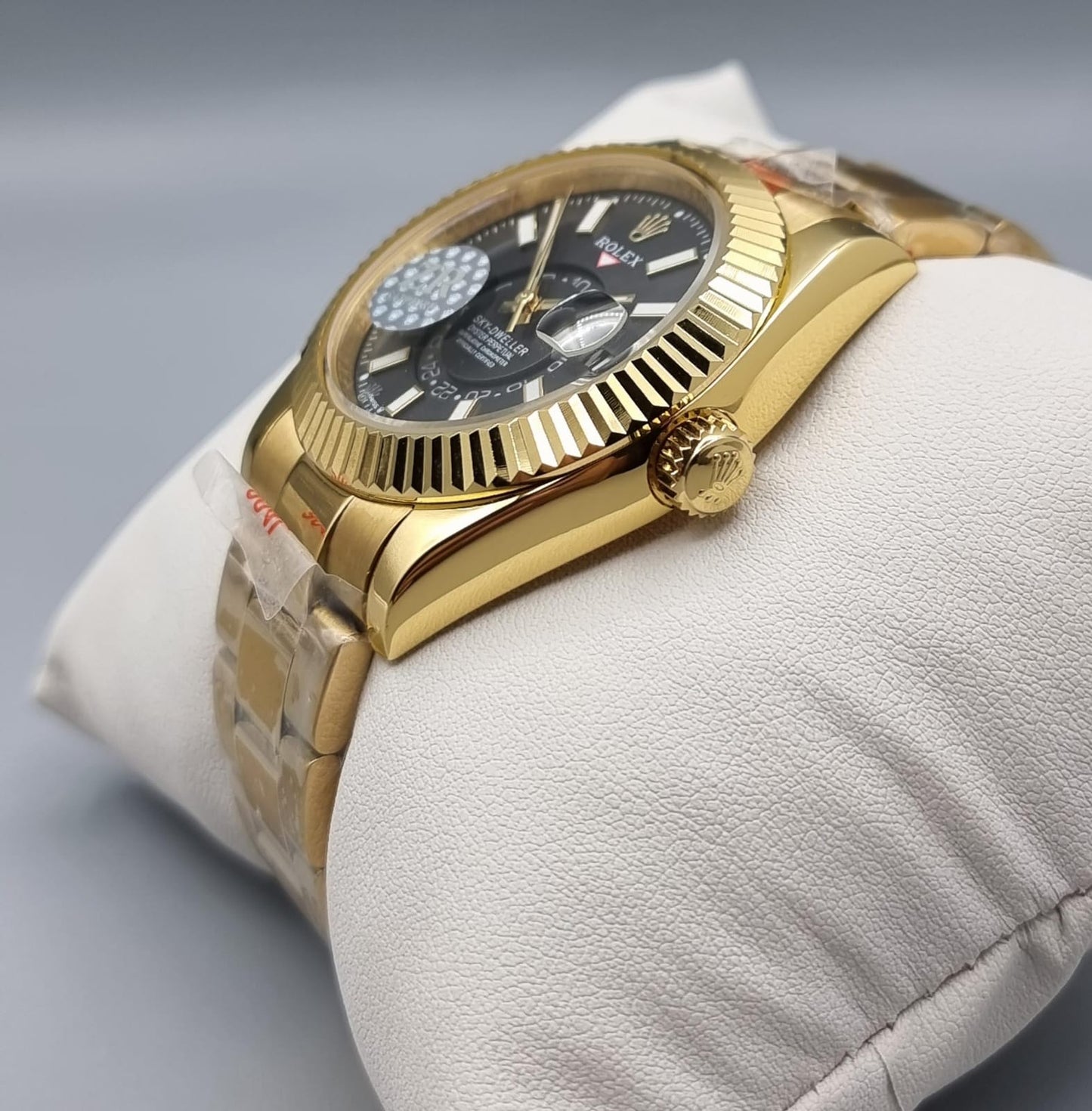 High Quality Luxury Branded Watch - Black Dail